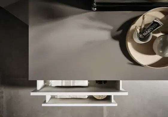 לוחות ופורמייקות REHAU NOIR