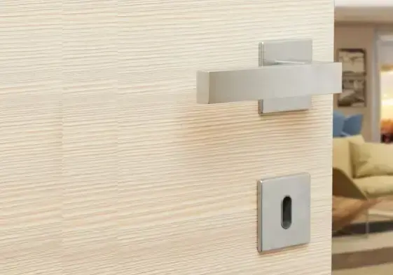 ידיות ואביזרים לדלתות בניין