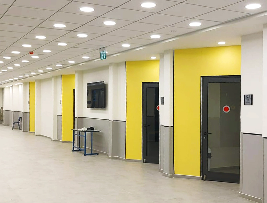 מגן קיר מפני שולחנות וכסאות