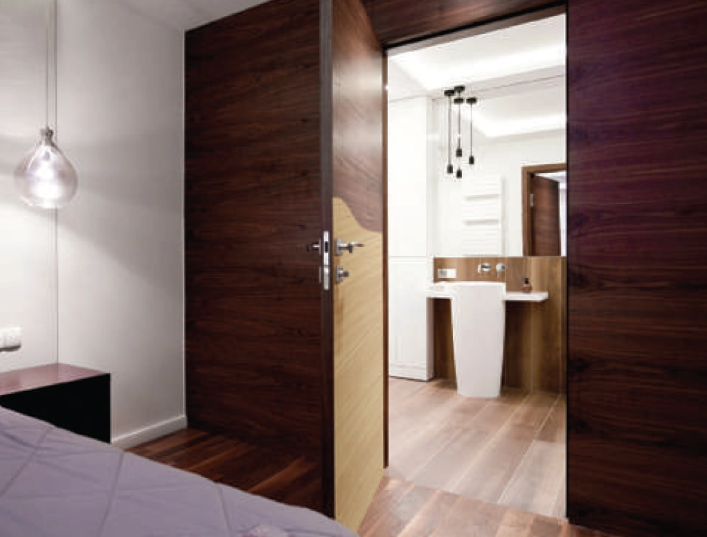 מגן קיר בגוון עץ