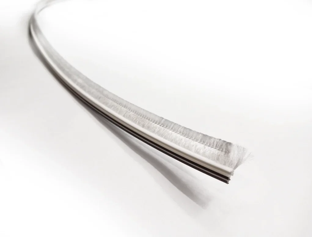 מברשת לבנה סף דלת