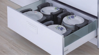 מתקן צלחות מתכוונן להגשה עצמית