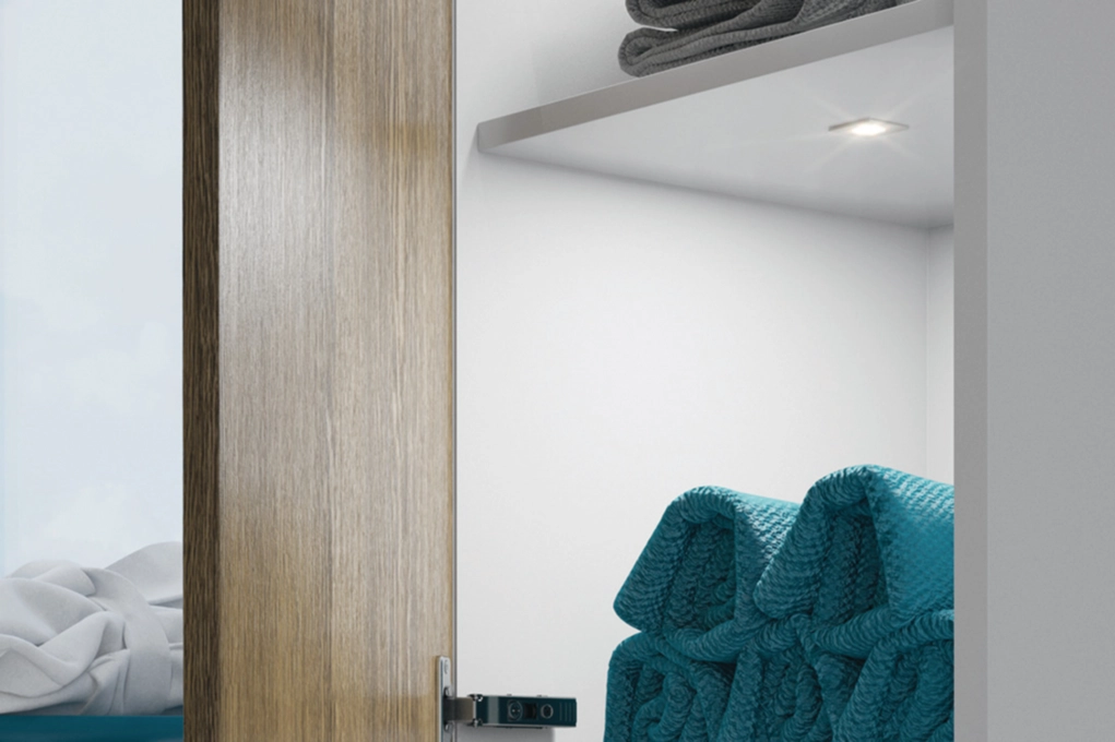 ספוט מרובע לקדח 26ממ מתכתי אור לבן