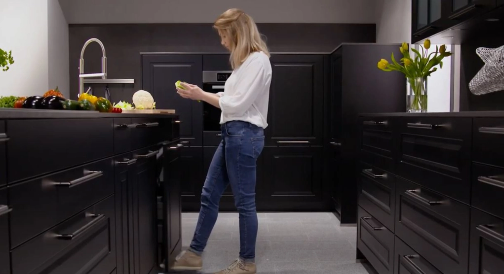 פדל חשמלי לפח קרגו עם פתיחה אלקטרונית/קולית