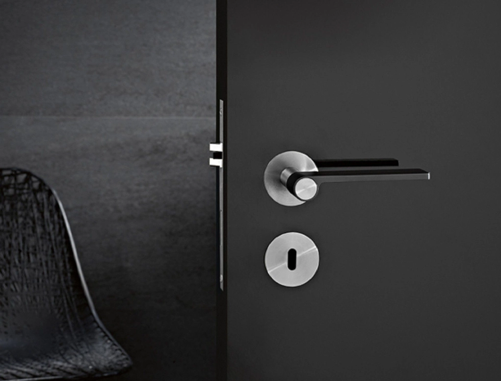 ידית דגם outline Black עם רוזטה מטלית