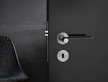 ידית דגם outline Black עם רוזטה מטלית